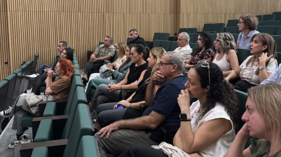 5320008977260495 MixCollage-10-Nov-2025-09-59-AM-9348