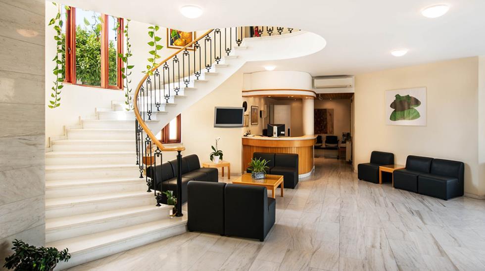 5329581572767881 centre two