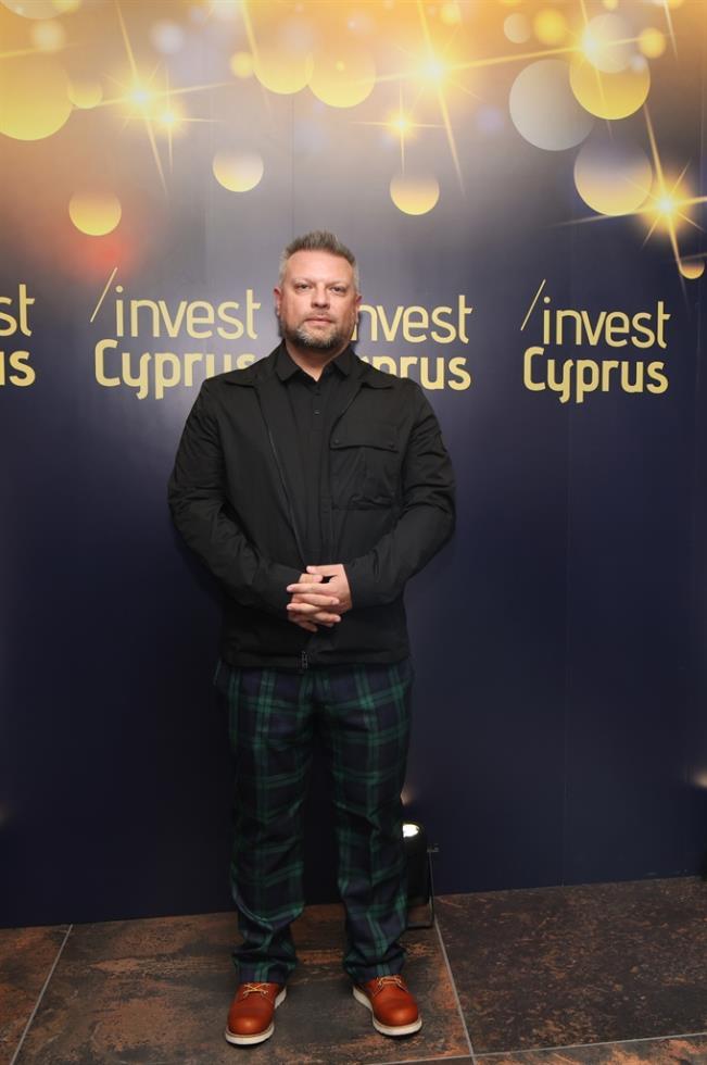 5341747336119876 ten