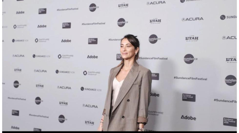 5396046104603852 hold onto me premiere 1