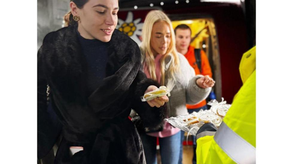 5424640125869693 three