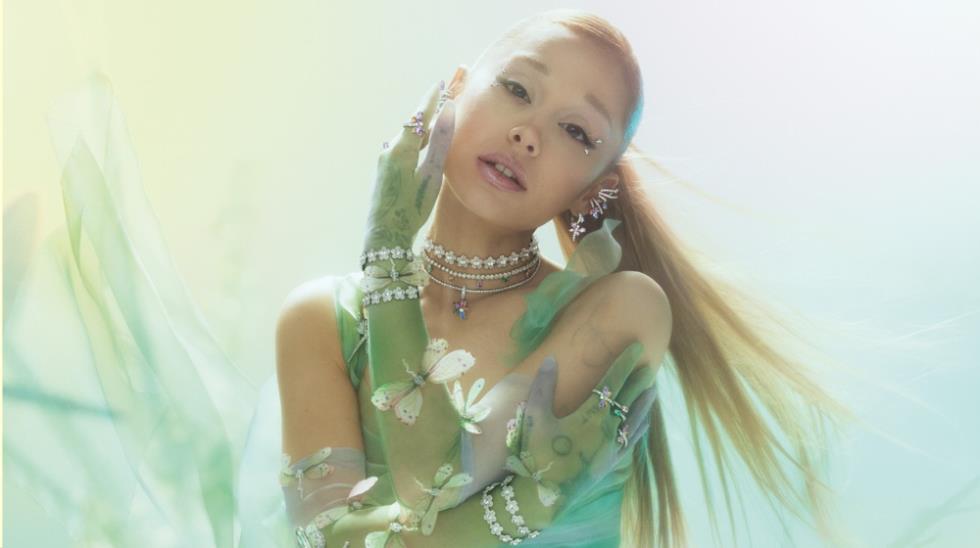 5430712625436957 Ariana Grande 2