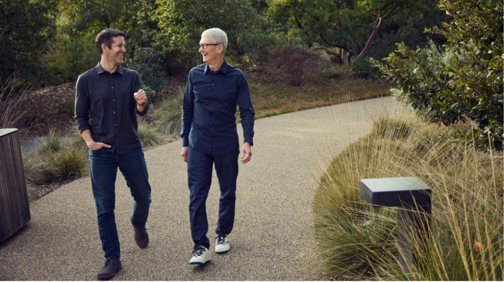 5460082393116722 John Ternus Tim Cook