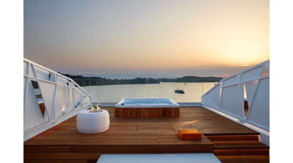 5550628643588409 Ultra Roof Top Suite with Jacuzzi & Sea View